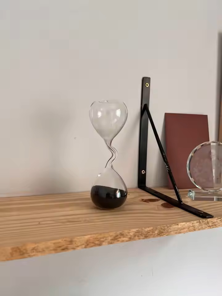 Czarna klepsydra o nowoczesnym – Interior Design Years Of School recenzja i cena